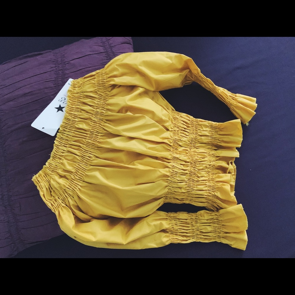 NWT! Off-Shoulder Top 🌞